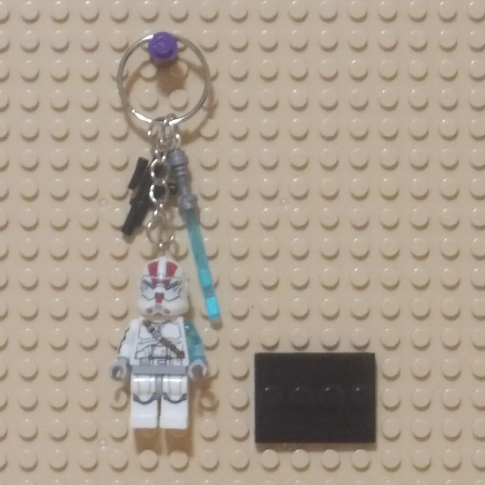 MINIFIGURE KEYCHAIN Star Wars- Clone Trooper Stormtrooper w/Blaster Charm +Stand